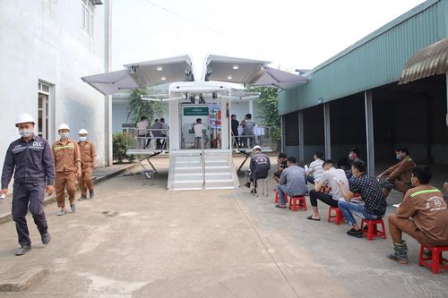 Tổ chức bàn tiêm vắc xin phòng Covid-19 lưu động tại Khu Công nghiệp Tằng Loỏng