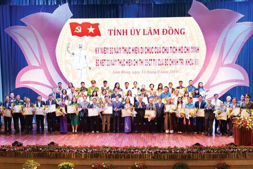 Học tập và làm theo Bác từ những việc làm cụ thể, thiết thực