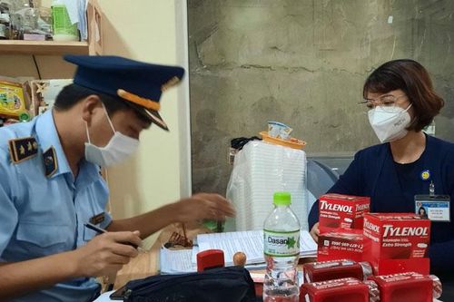 Xử phạt 1 cửa hàng thực phẩm rao bán bộ kit test nhanh Covid-19