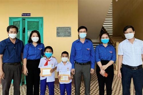 2 anh em được trao tặng huy hiệu 'Tuổi trẻ dũng cảm'
