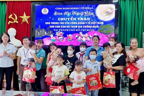 Gặp mặt, tặng quà con cán bộ y tế, bác sỹ đang tham gia chống dịch