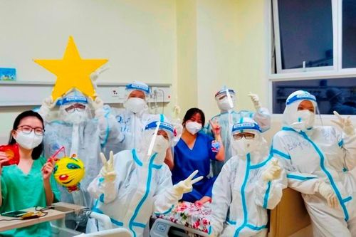 Tết Trung thu ấm áp dành cho bệnh nhân tại bệnh viện điều trị Covid-19 tại TP.Thủ Đức