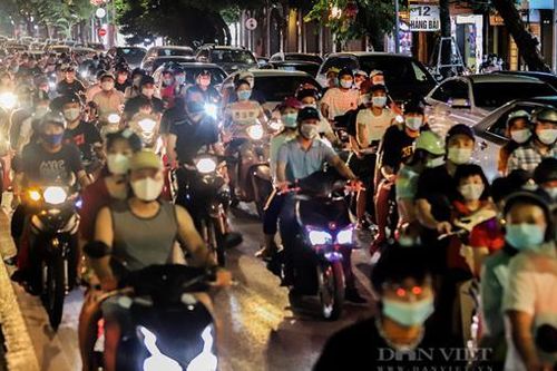 Dân đổ ra đường tối Trung thu: Thành quả chống dịch bị thách thức