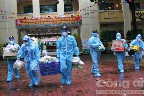 Cảnh sát cơ động mang Trung thu đến với các em nhỏ trong khu cách ly