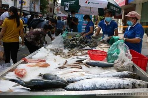 Người dân vùng xanh ở TPHCM đi 'chợ dã chiến' mua hàng hóa