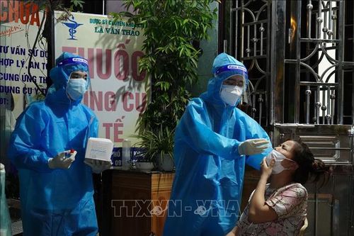 Gần 300 bác sĩ, nhân viên y tế cấp tốc chi viện Hà Nam chống dịch
