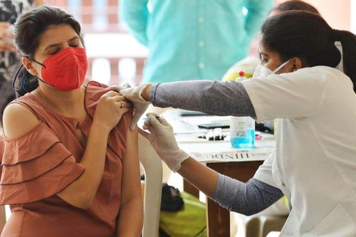 Nhiều quốc gia cán mốc mới về tiêm vắc xin phòng Covid-19: Giải pháp căn cơ để đẩy lùi dịch bệnh