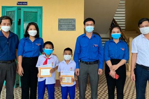 Quảng Trị: Trao tặng Huy hiệu 'Tuổi trẻ dũng cảm' cho 2 học sinh cứu người bị đuối nước