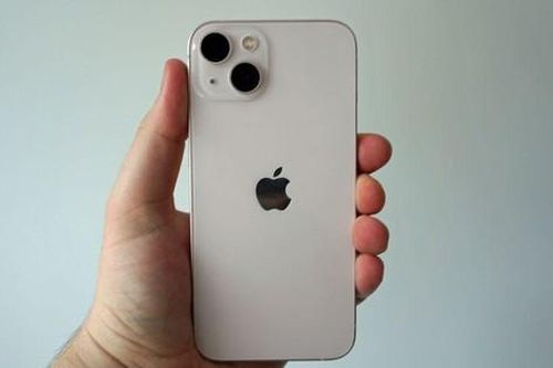 Cầm trên tay iPhone 13 'bằng xương bằng thịt': Tai thỏ nhỏ hơn, thời lượng pin vượt trội