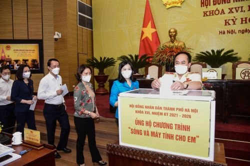 HĐND TP Hà Nội quyên góp hơn 114 triệu đồng ủng hộ chương trình 'Sóng và máy tính cho em'