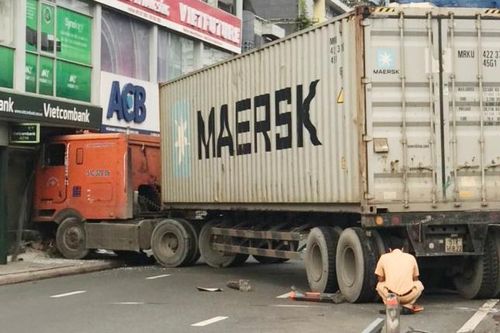 Xe container tông vào chi nhánh ngân hàng ở TP.HCM