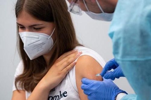 Đức cắt trợ cấp cho người chưa tiêm vaccine