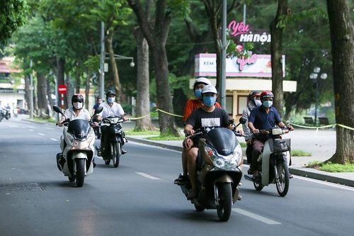 Nhịp sống dần trở lại bình thường mới trên phố phường Hà Nội