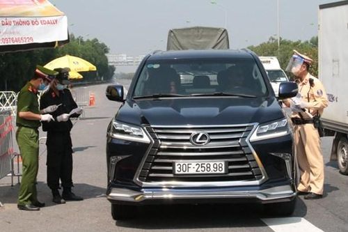 Chỉ những người đủ điều kiện mới có thể qua chốt kiểm soát dịch vào Hà Nội