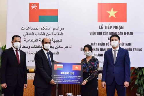 Nhân dân Oman ủng hộ nhân dân miền Trung bị ảnh hưởng lũ lụt