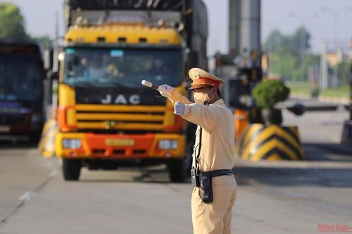 Nhiều người dân vẫn bối rối về quy định giấy tờ ra, vào Hà Nội
