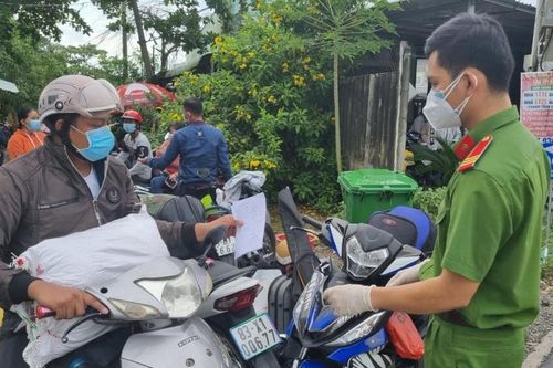 Hơn 300 người lao động Long An tự ý về quê giữa mùa dịch