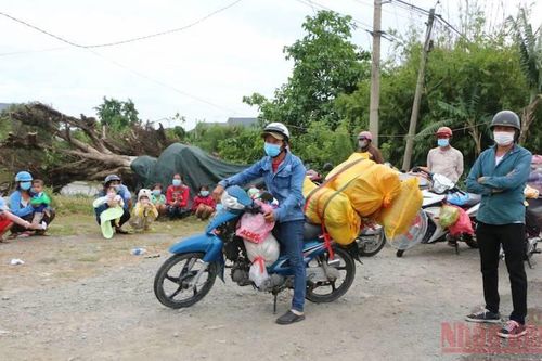 'Ùn ứ' người về quê tại khu vực giáp ranh giữa Long An và Đồng Tháp