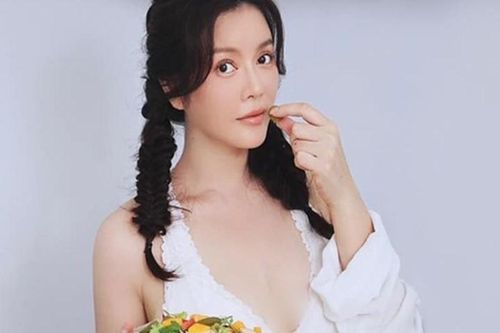 Lý Nhã Kỳ tết tóc hai bên, mặc gợi cảm xinh như thiếu nữ