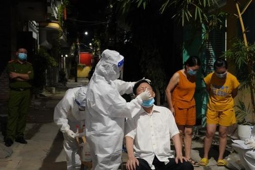 Hà Nam: Y, bác sỹ thâu đêm lấy mẫu xét nghiệm Covid-19 cho người dân