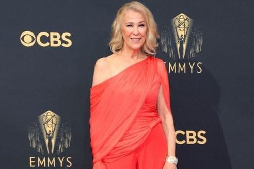 Emmy 2021: O'Hara vào nhóm sao mặc đẹp với thiết kế của Công Trí
