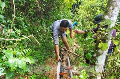 Giáo viên vùng cao băng rừng tìm nước sạch cho trò