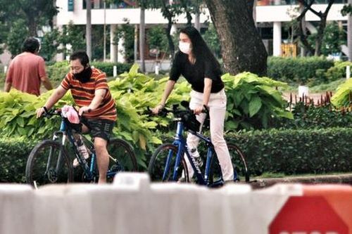Người dân quận 7 vui mừng khi được trở lại công viên tập thể dục
