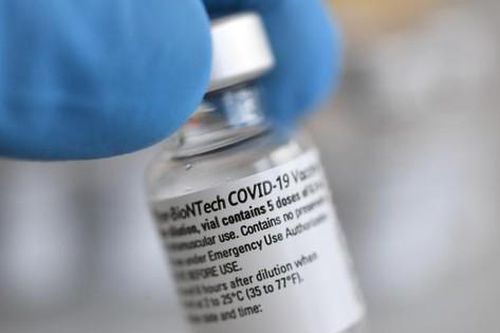 FDA Mỹ cho phép tiêm liều thứ ba vắc-xin Pfizer cho người trên 65 tuổi