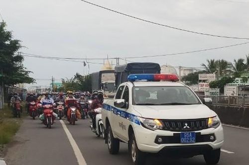 Hậu Giang huy động lực lượng 'hộ tống' hàng trăm xe máy qua địa bàn tỉnh để về quê