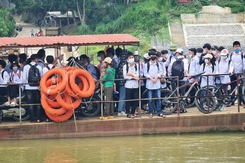 Chuyến đò 'ken cứng' người qua dòng sông chảy xiết ở Thanh Hóa