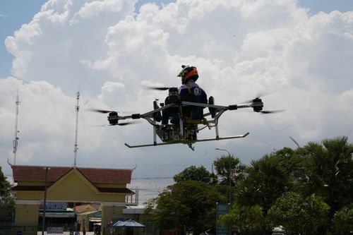 Sinh viên chế tạo máy bay không người lái hỗ trợ cộng đồng