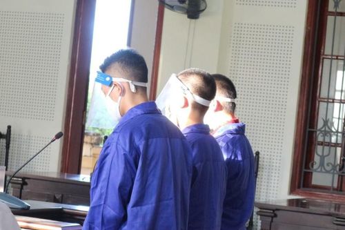 Giọt nước mắt muộn màng của 2 học sinh nhận tiền làm 'người vận chuyển'
