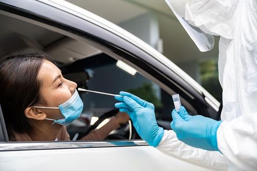Bệnh viện FV tổ chức trạm lấy mẫu xét nghiệm COVID-19 tận xe