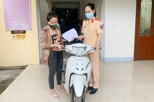 Cô gái vui mừng nhận lại chiếc xe máy sau 3 năm bị mất cắp