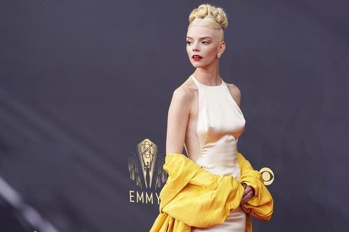 Ngắm bản vẽ trang phục của Anya Taylor-Joy tại giải Emmy