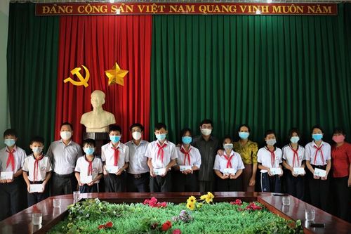 Phó Bí thư Thường trực Tỉnh ủy trao học bổng cho học sinh tại Đạ Tẻh