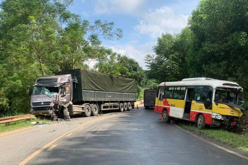 Xe bus di chuyển nhanh, va chạm mạnh với xe đầu kéo
