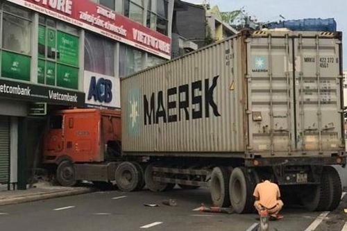 Tài xế ngủ gục lao xe đầu kéo vào chi nhánh ngân hàng