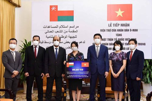 Tiếp nhận viện trợ của nhân dân Oman ủng hộ nhân dân một số tỉnh miền Trung Việt Nam bị ảnh hưởng bởi lũ lụt