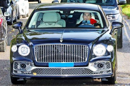 Ronaldo 'cưỡi' siêu xe đến sân tập M.U