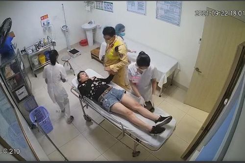 Phát bệnh tim giữa đường, người phụ nữ được Cảnh sát giao thông cứu giúp