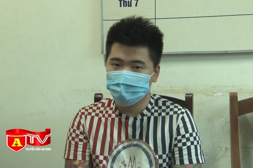 Nợ nần, nhân viên cầm đồ mang xe ô tô của cửa hàng đi cầm cố