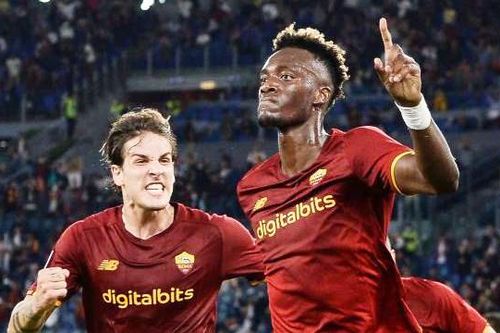 Mourinho nổi giận vì học trò bị đuổi phút 90