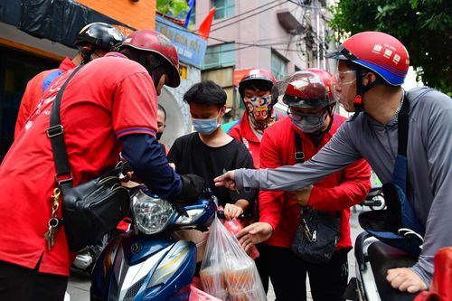 Shipper xuất hiện đông trở lại tại các tòa nhà, quán ăn ở Hà Nội