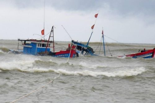Huy động hàng chục tàu cá tìm kiếm 2 ngư dân mất tích
