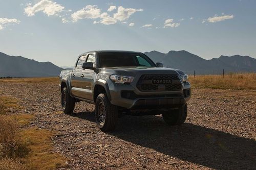 Toyota bác bỏ tin đồn Tacoma đời mới dùng chung khung gầm với Hilux