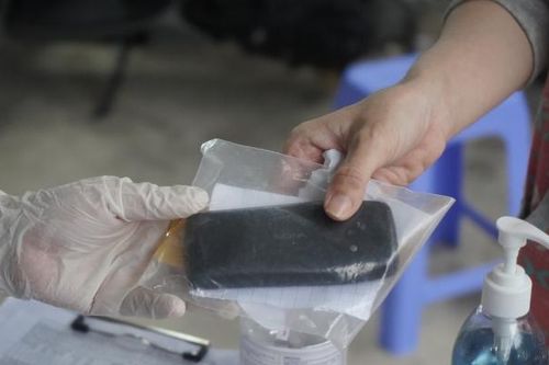 Nhận lại kỷ vật của người thân mất vì Covid-19: 'Tất cả chỉ còn là những kỷ niệm'