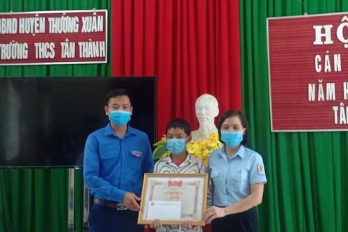 Thanh Hóa: Cậu bé 13 tuổi cứu bé gái bị đuối nước