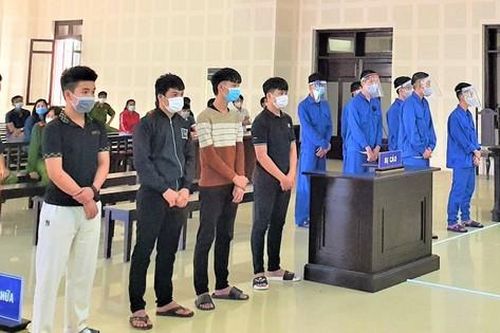 Nhóm 'sửu nhi' chia nhau 70 năm tù vì trêu ghẹo bạn gái