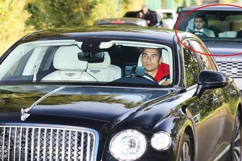 Cận cảnh vệ sĩ hầm hố bảo vệ Ronaldo 24/7 kể từ khi về M.U